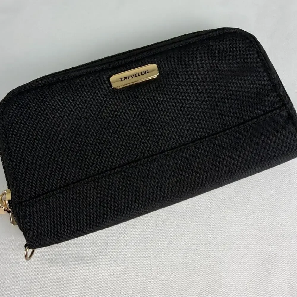 NWOT Travelon Black Wristlet Wallet black